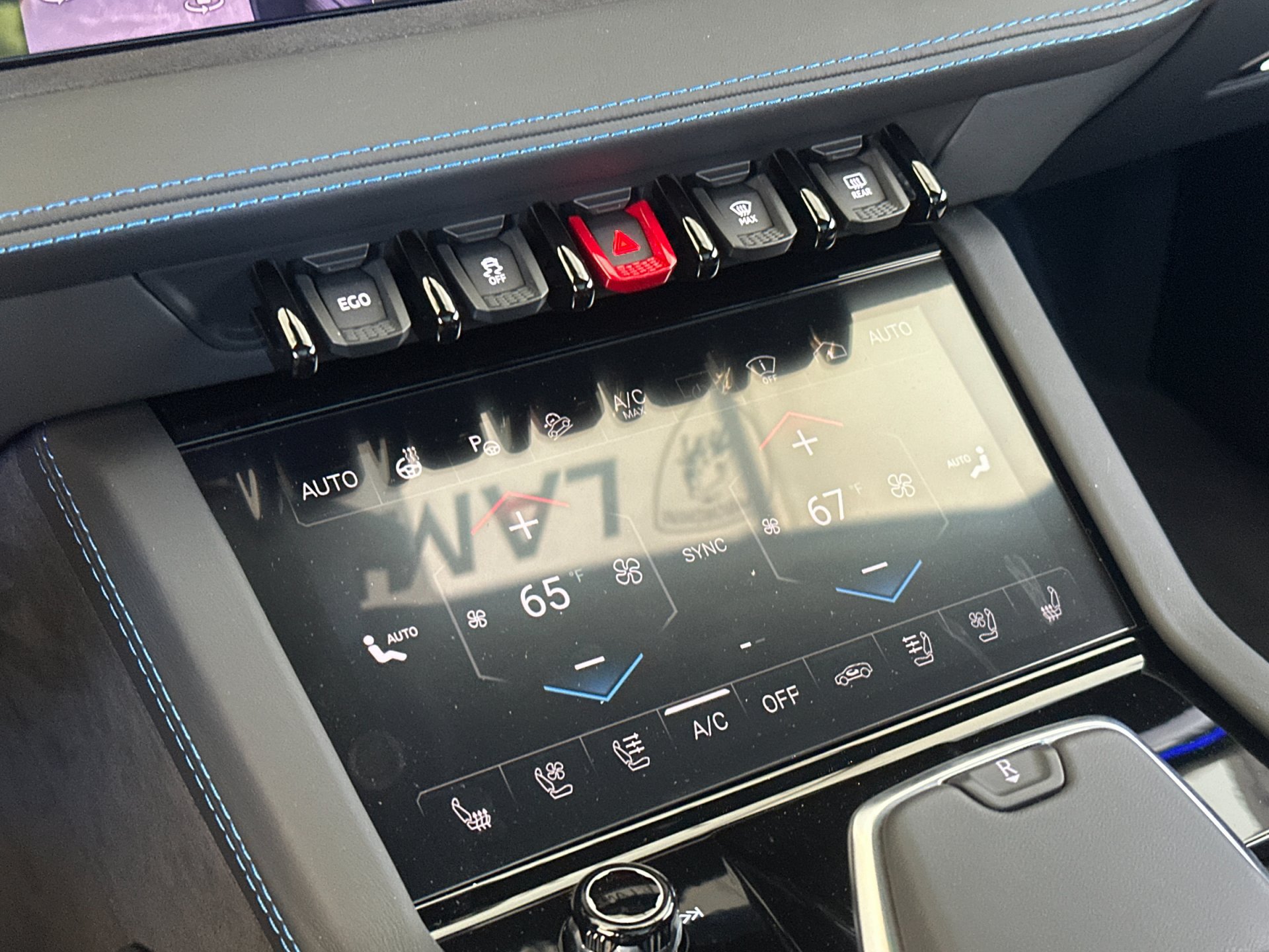 Used 2025 Lamborghini Urus SE AWD/4WD image 25