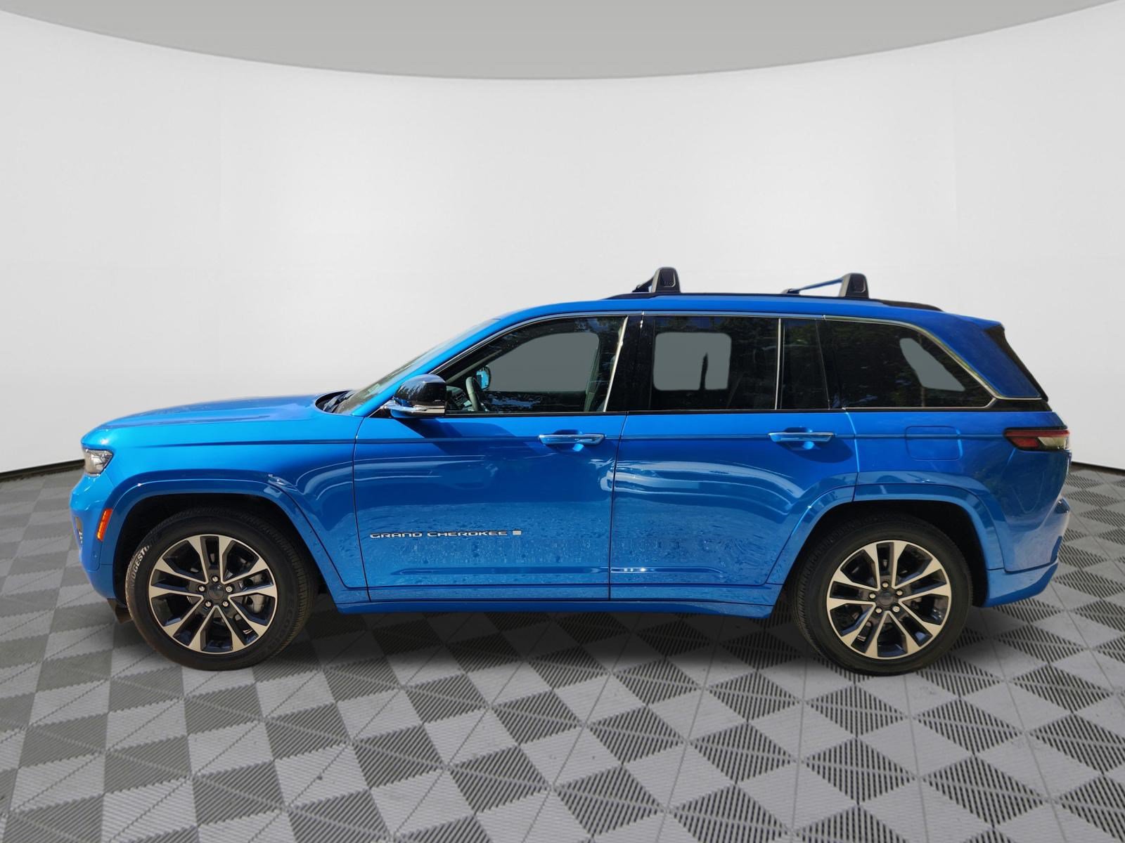 Used 2023 Jeep Grand Cherokee Overland AWD/4WD image 5