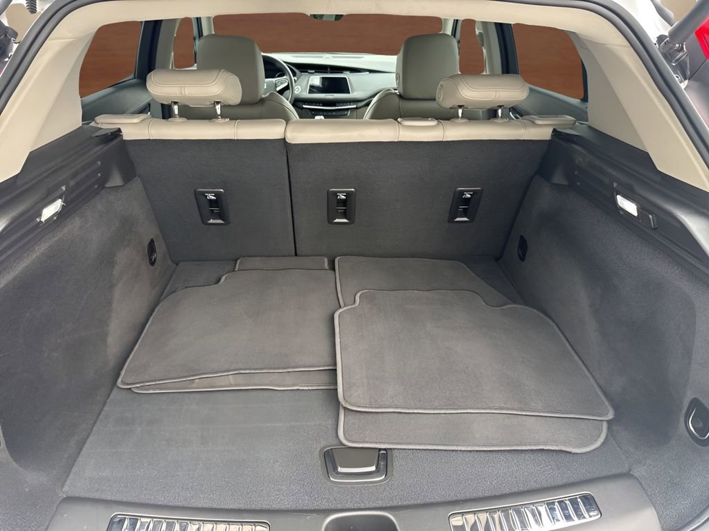 Used 2022 Cadillac XT4 Premium Luxury w/ Enhanced Visibility Package image 9