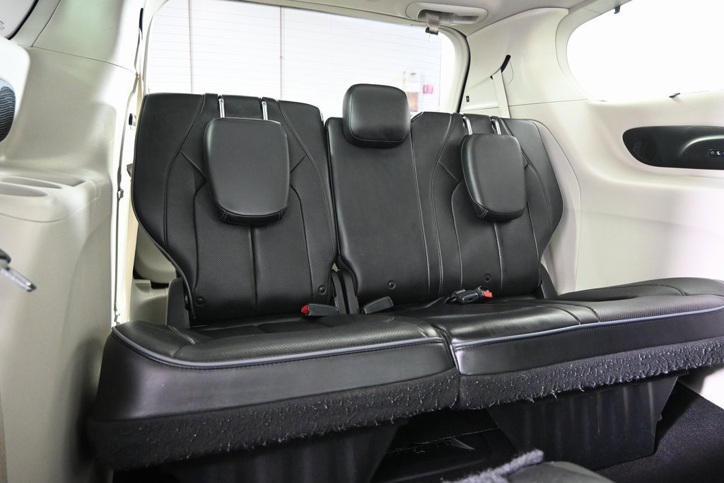 Used 2020 Chrysler Pacifica Limited image 17
