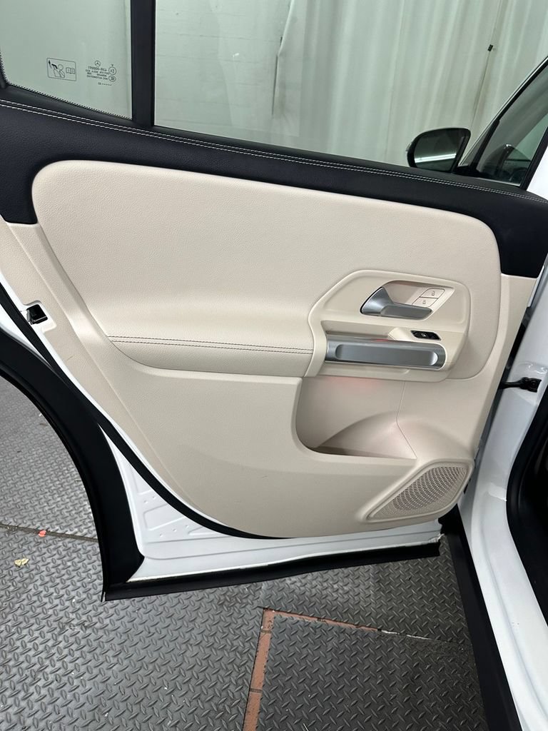 Used 2022 Mercedes-Benz GLB 250 4MATIC image 25