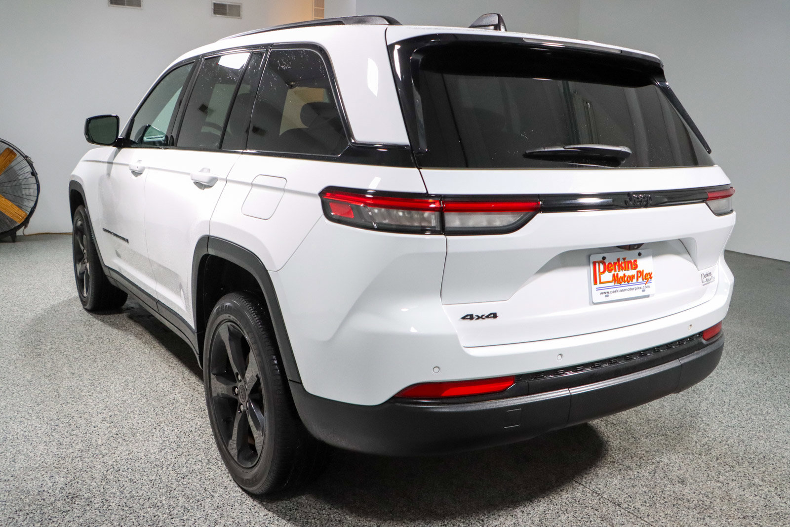 Used 2023 Jeep Grand Cherokee Altitude image 9