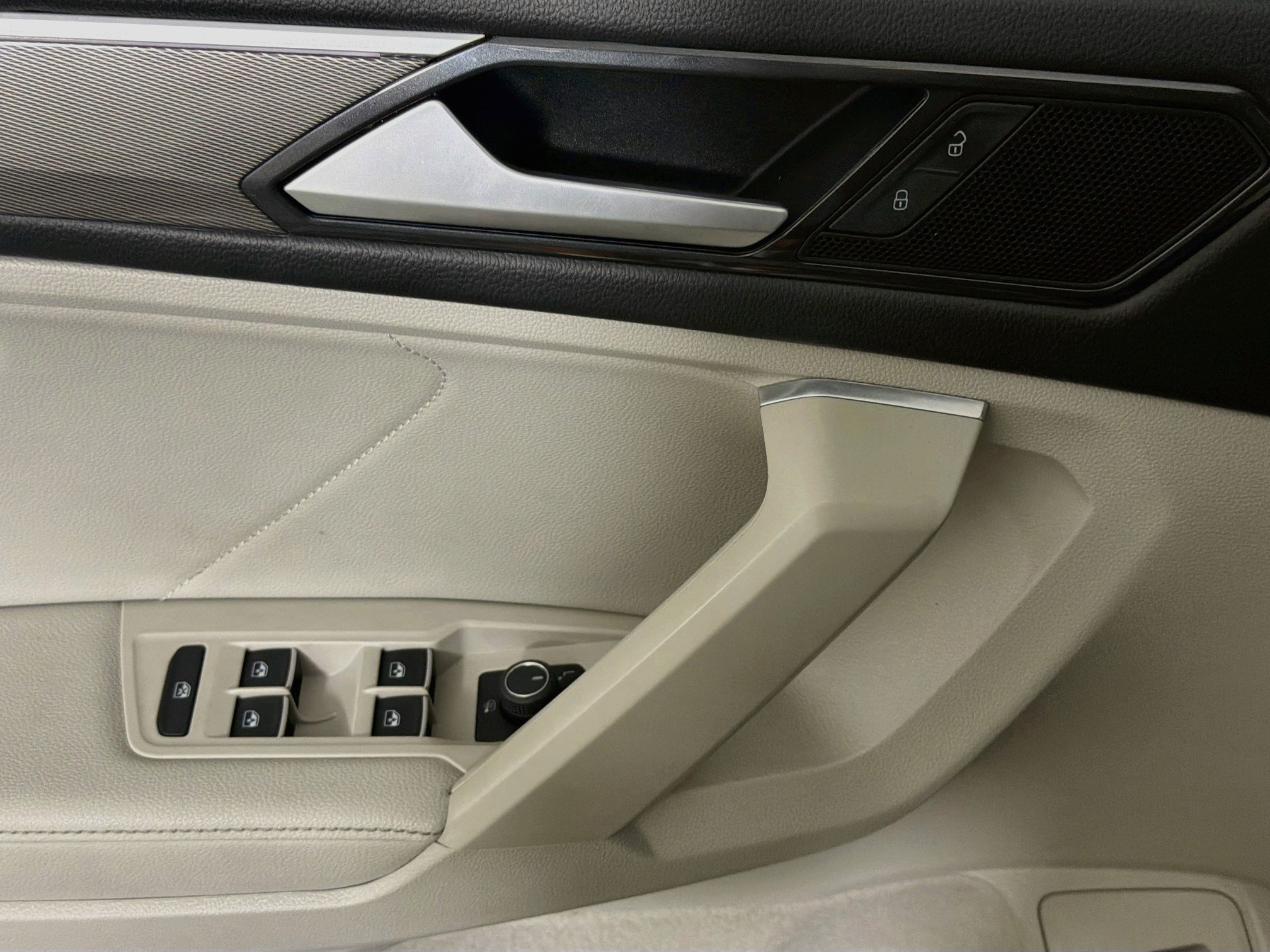Used 2022 Volkswagen Tiguan SE R-Line FWD image 15