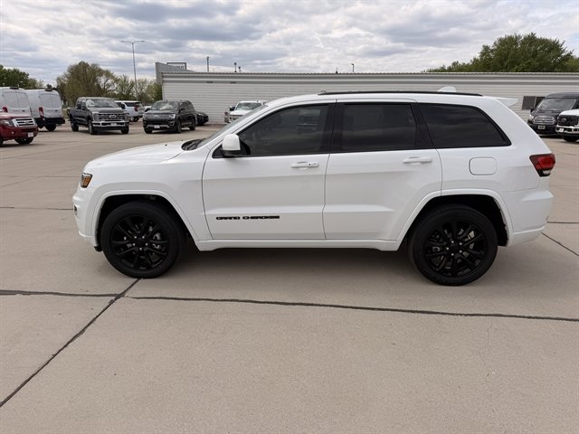 Used 2020 Jeep Grand Cherokee Altitude AWD/4WD image 11