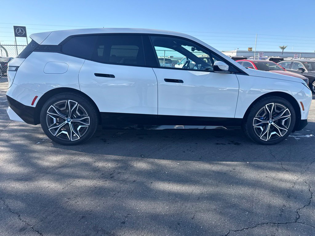 Used 2024 BMW iX xDrive50 w/ Premium Package AWD/4WD image 7