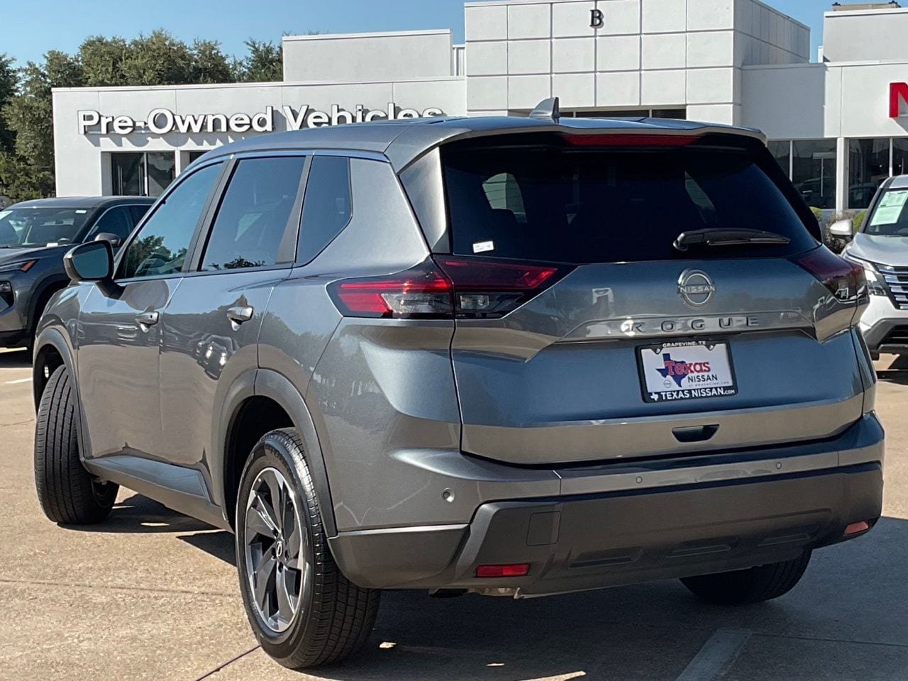 Used 2025 Nissan Rogue SV FWD image 6