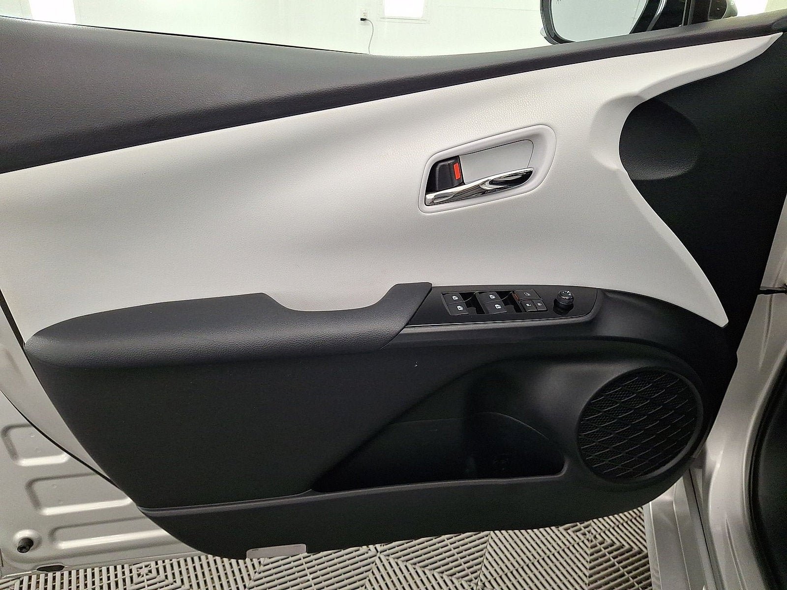 Used 2017 Toyota Prius Four FWD image 2