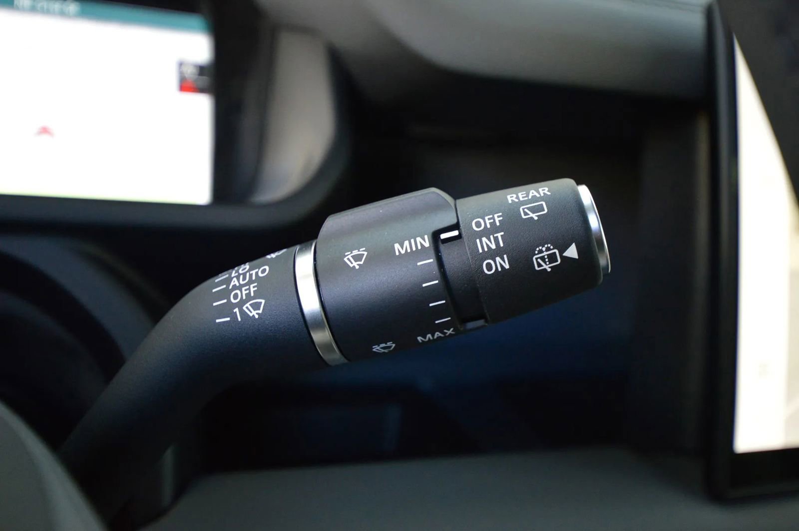 Used 2025 Land Rover Defender 110 X-Dynamic SE image 40