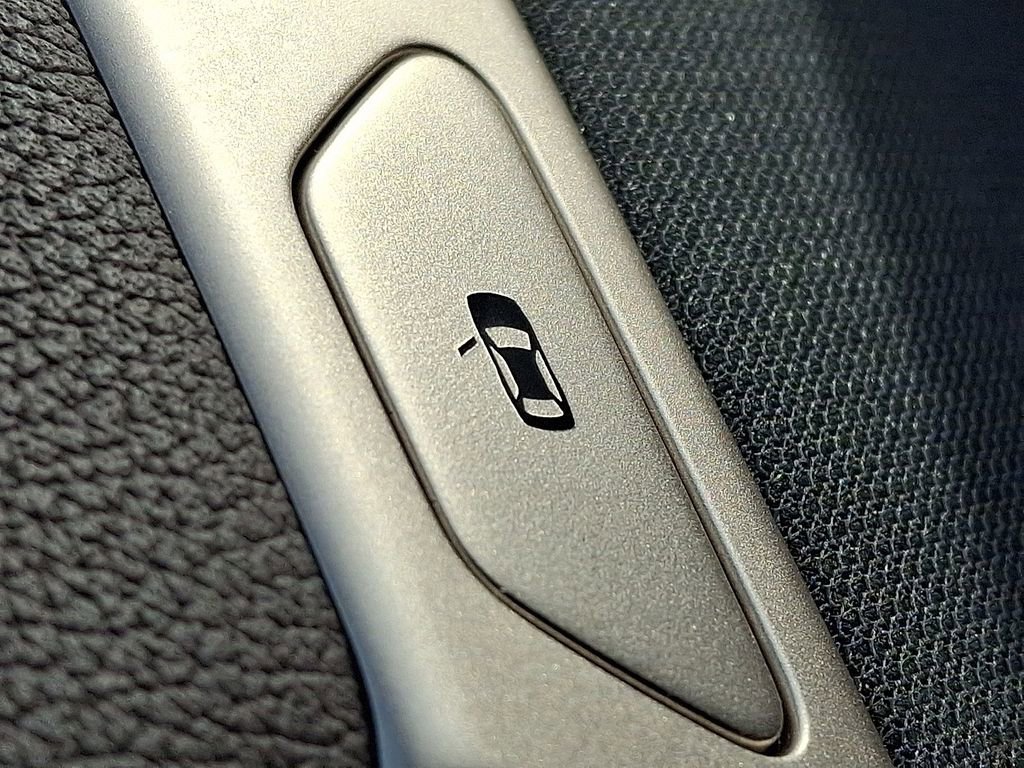 Used 2025 BMW iX xDrive50 w/ Premium Package image 27