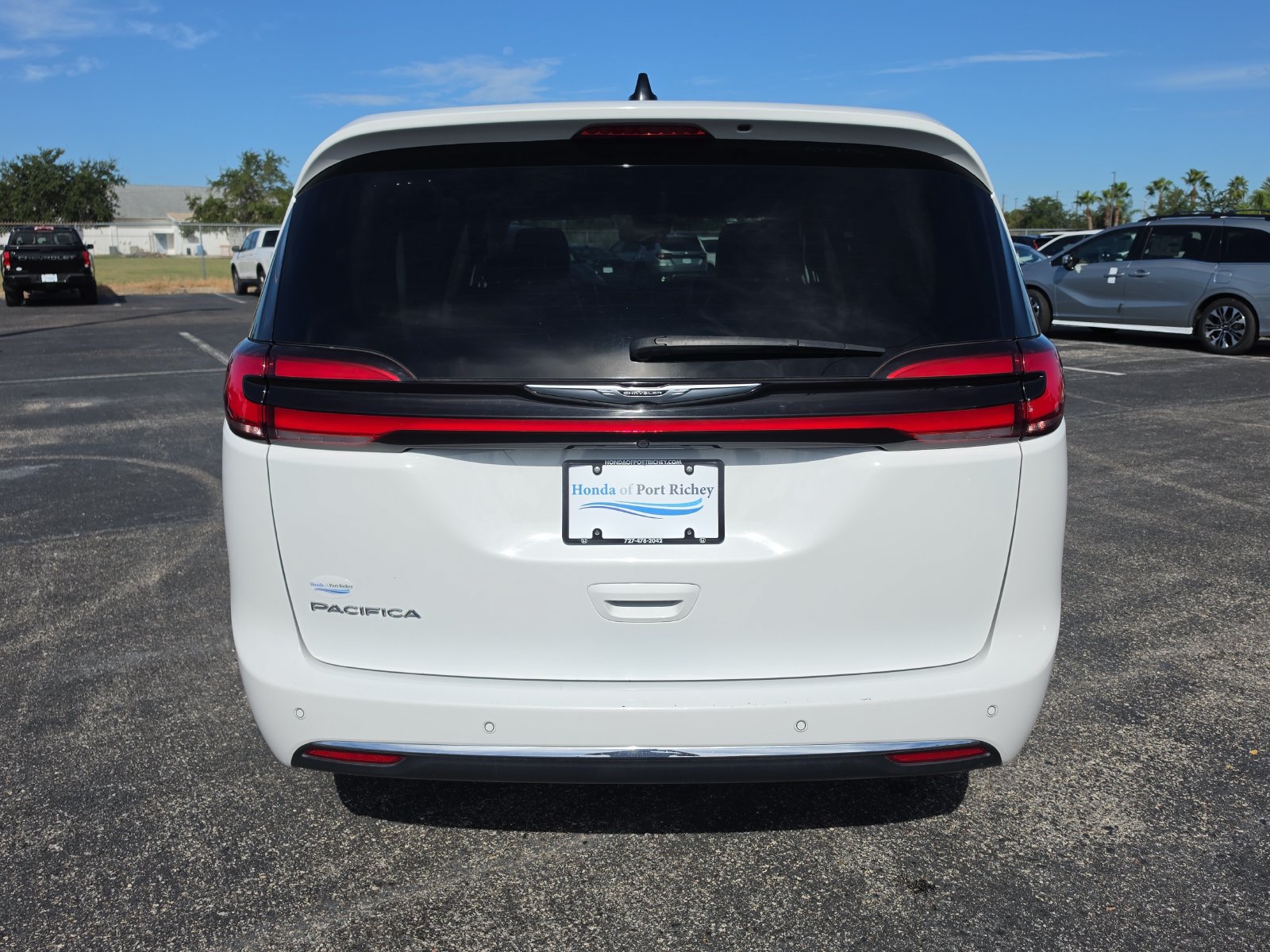 Used 2024 Chrysler Pacifica Touring-L FWD image 5