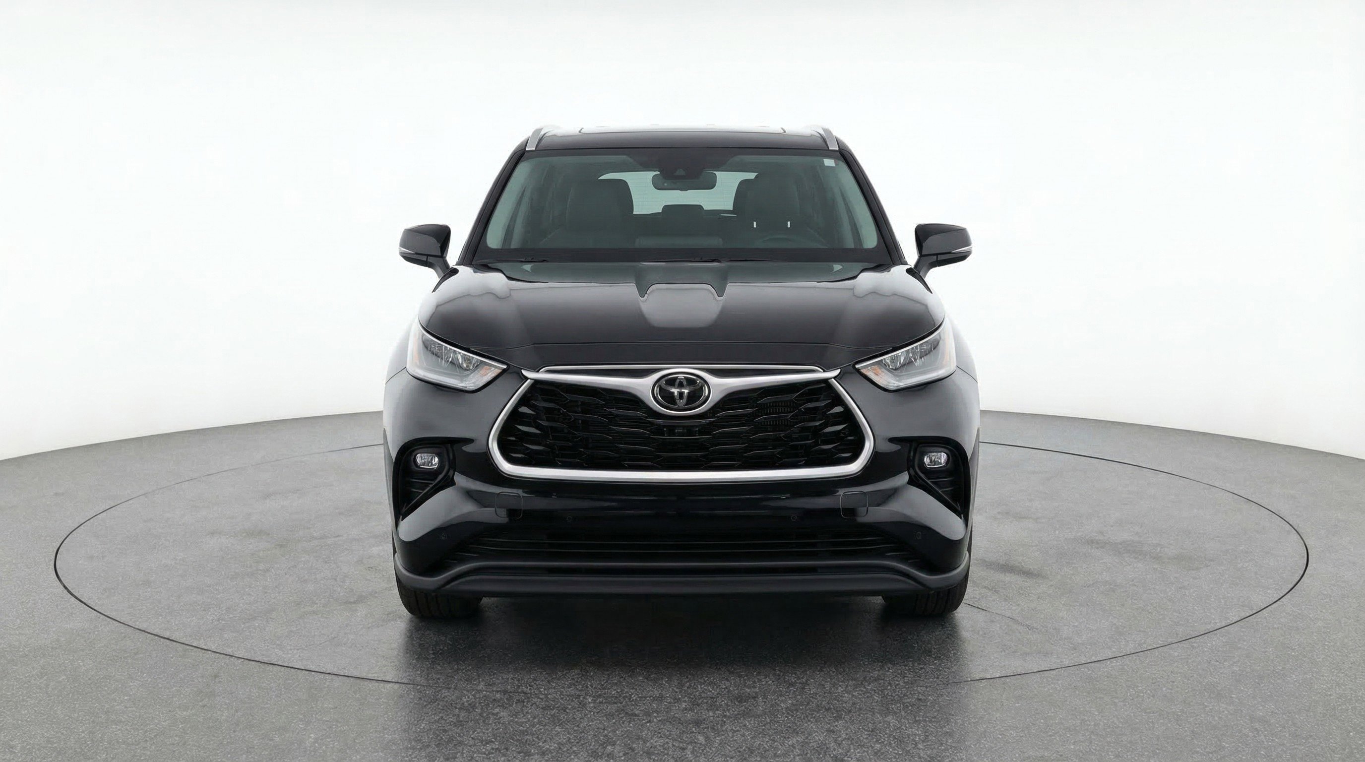 Used 2025 Toyota Highlander LE image 2