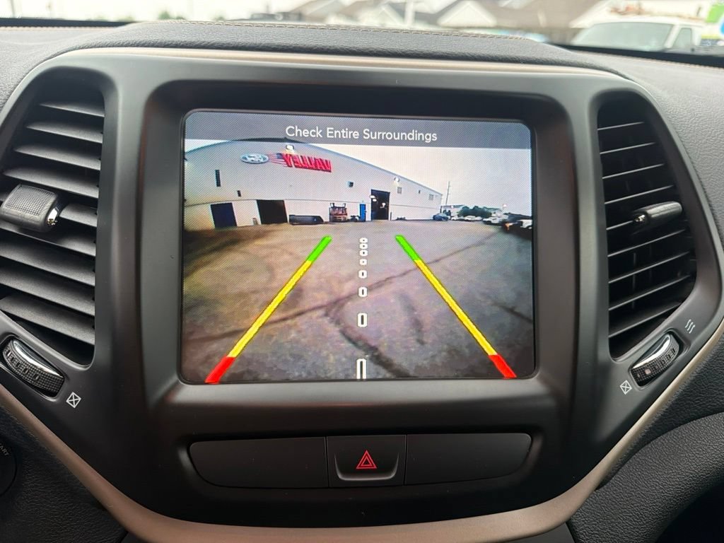 Used 2017 Jeep Cherokee Latitude w/ Cold Weather Group AWD/4WD image 33