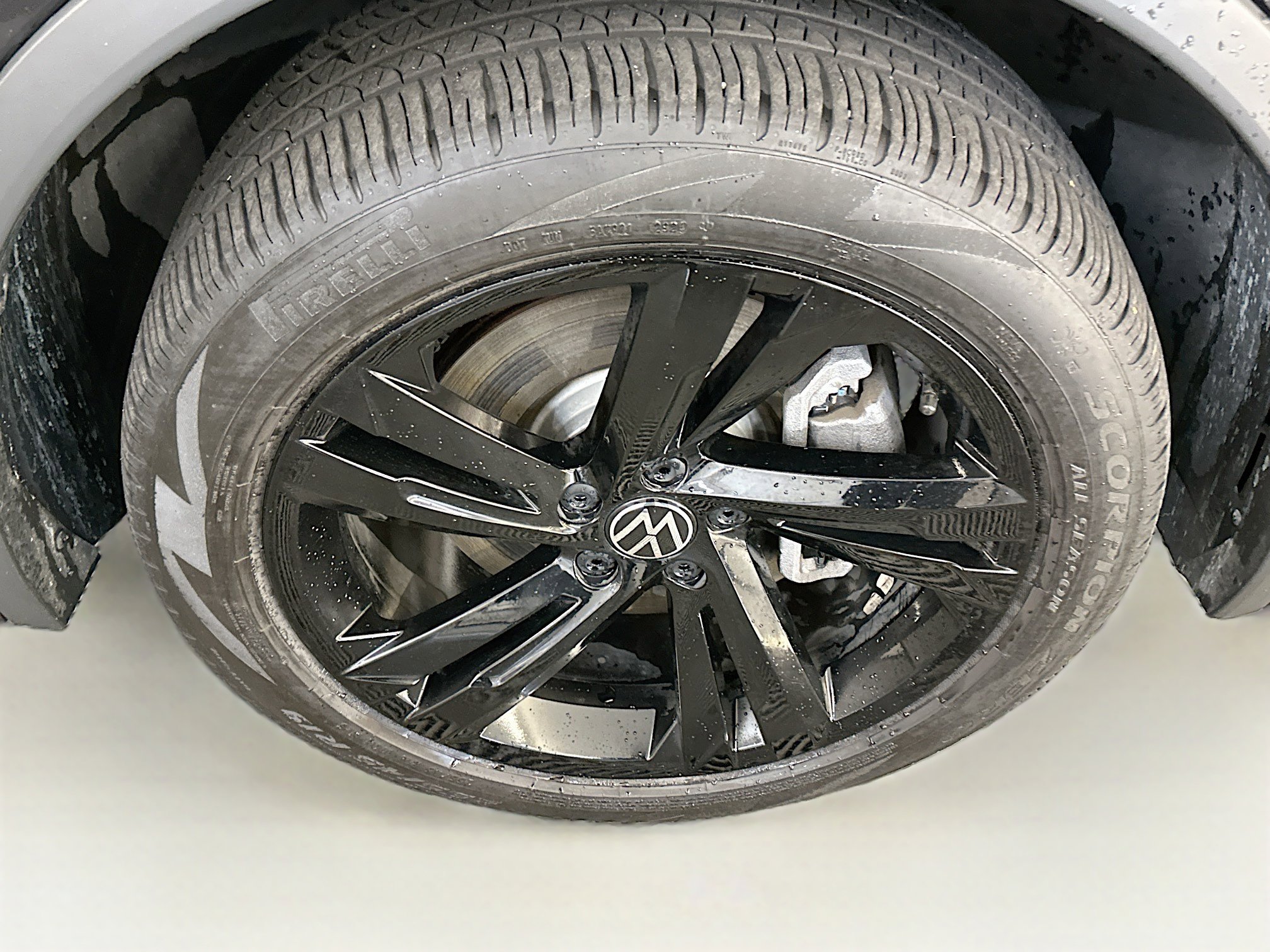 Used 2024 Volkswagen Tiguan SE R-Line image 11