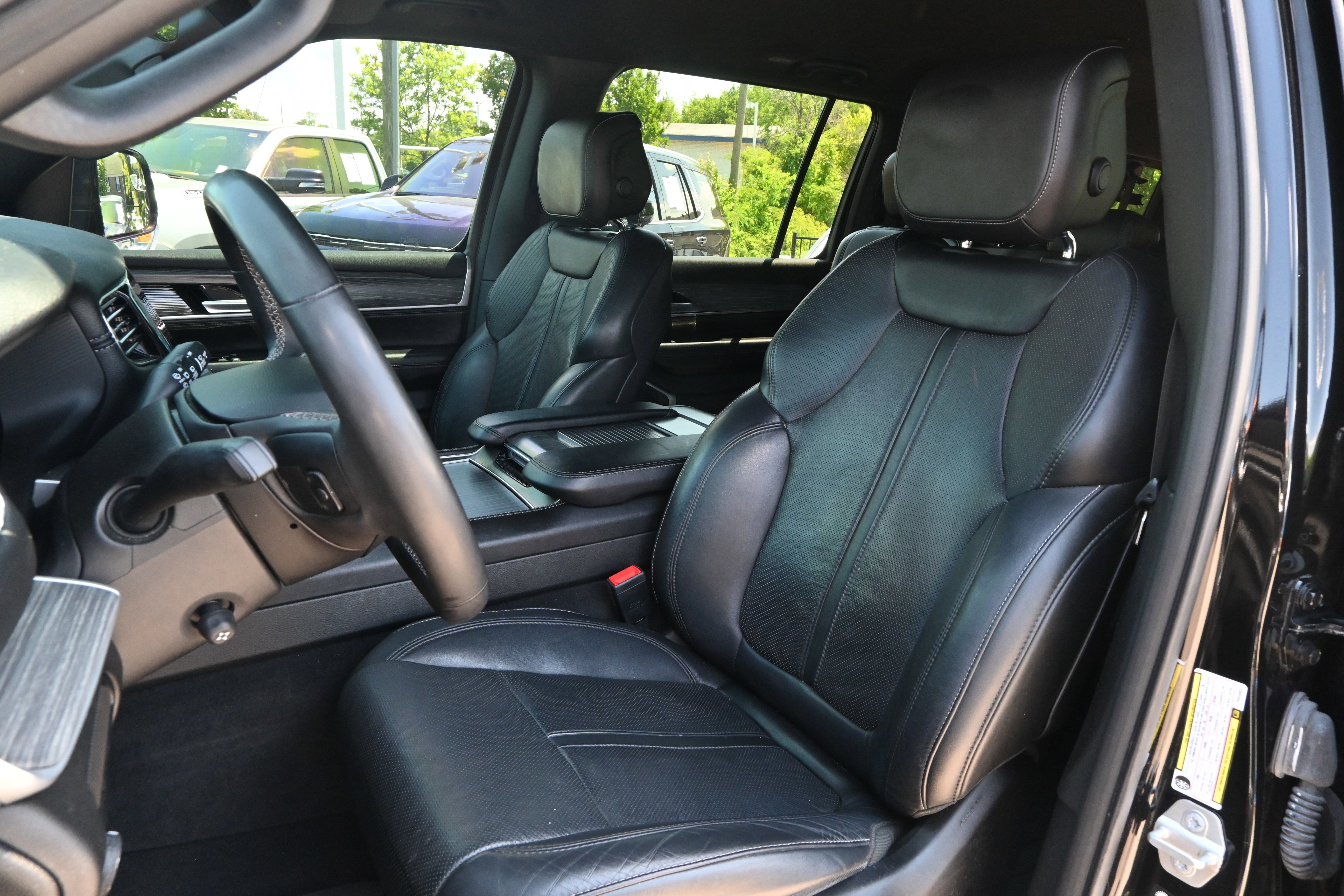 Used 2023 Jeep Wagoneer L Series II RWD image 16