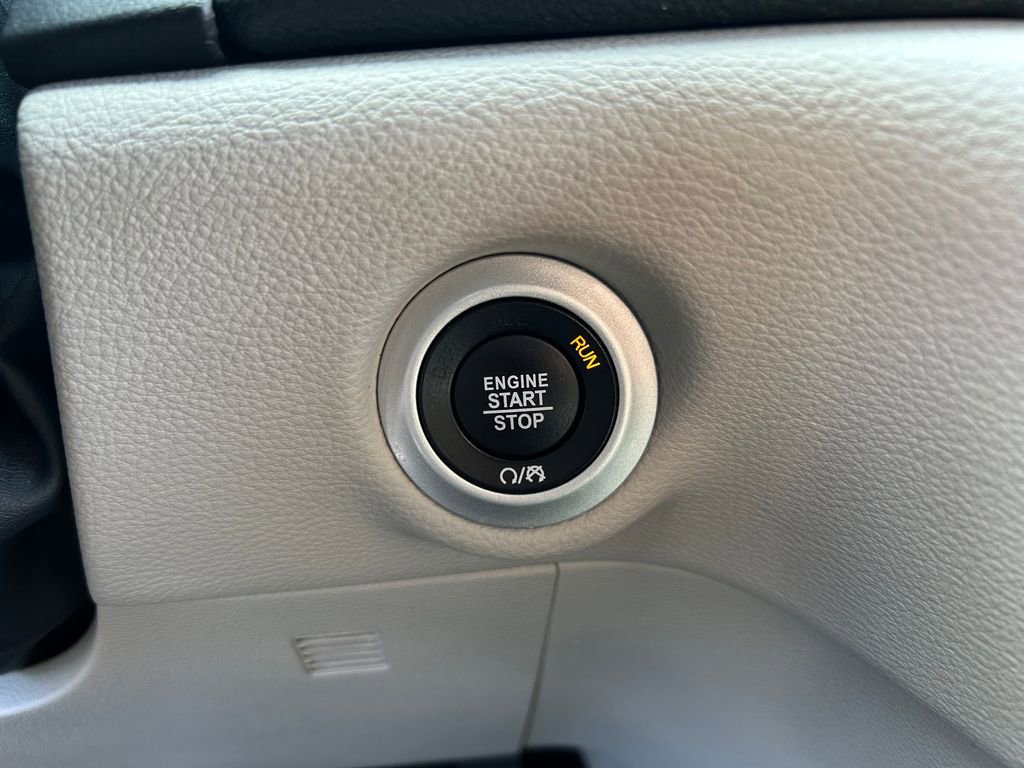 Used 2023 Chrysler Pacifica Touring-L FWD image 16