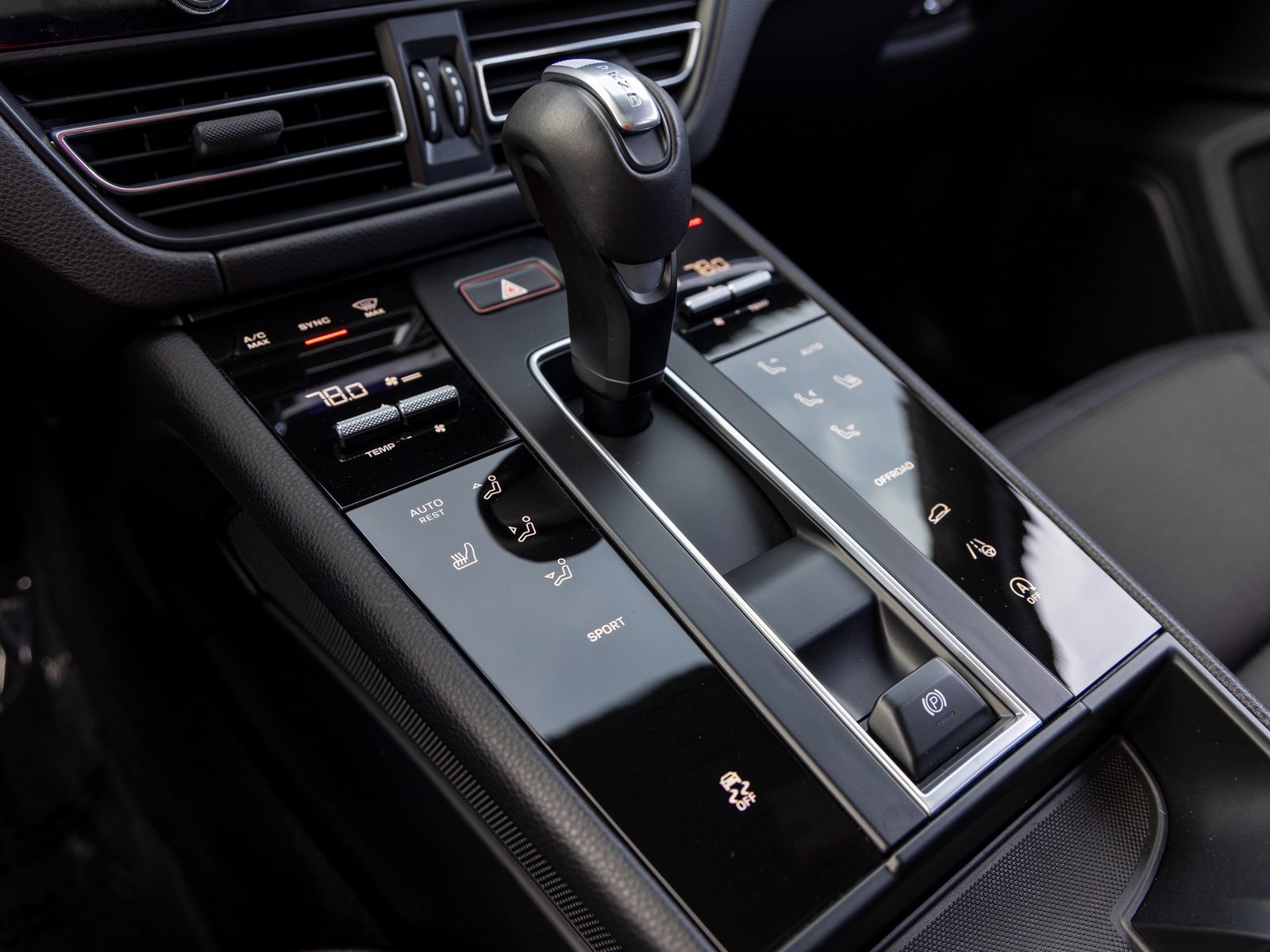 Certified 2025 Porsche Macan image 35