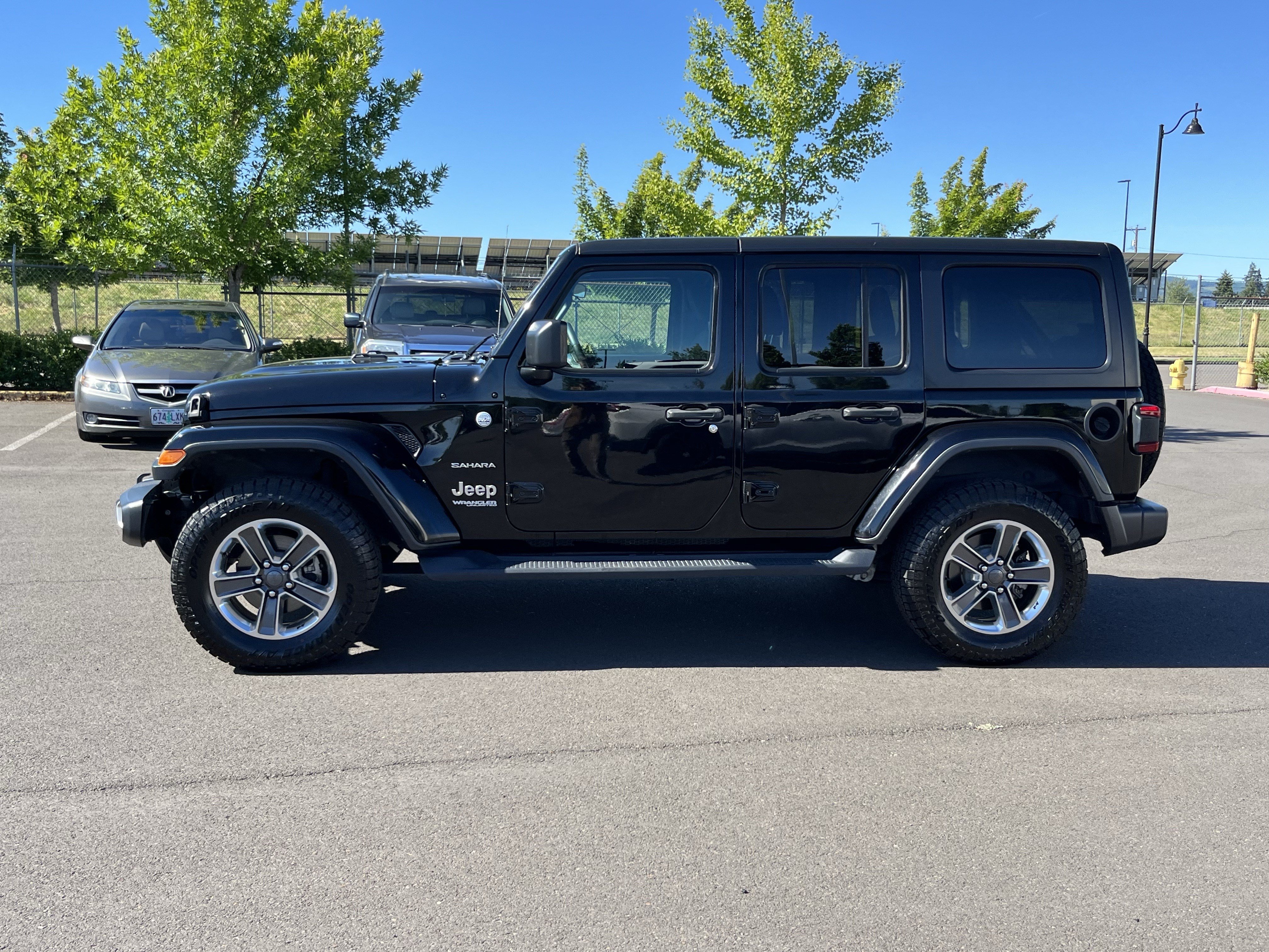 Used 2018 Jeep Wrangler Unlimited Sahara w/ LED Lighting Group AWD/4WD image 2