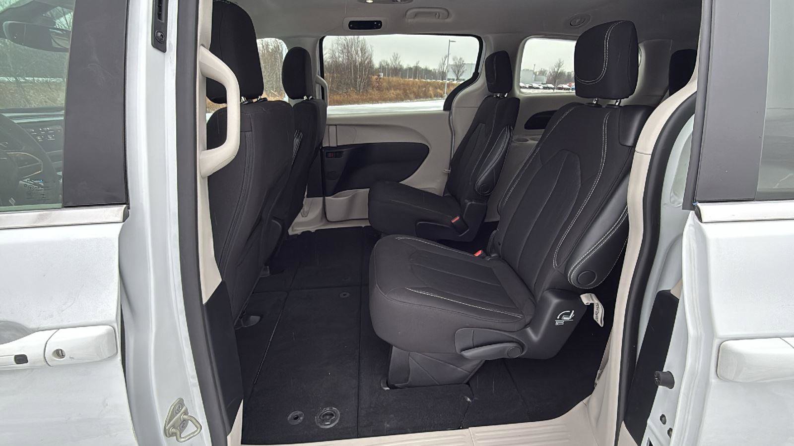 Used 2023 Chrysler Voyager LX image 22