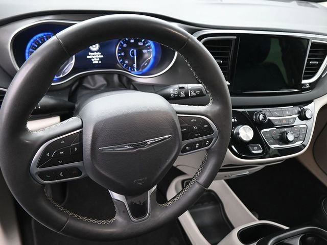 Used 2023 Chrysler Pacifica Touring-L image 16