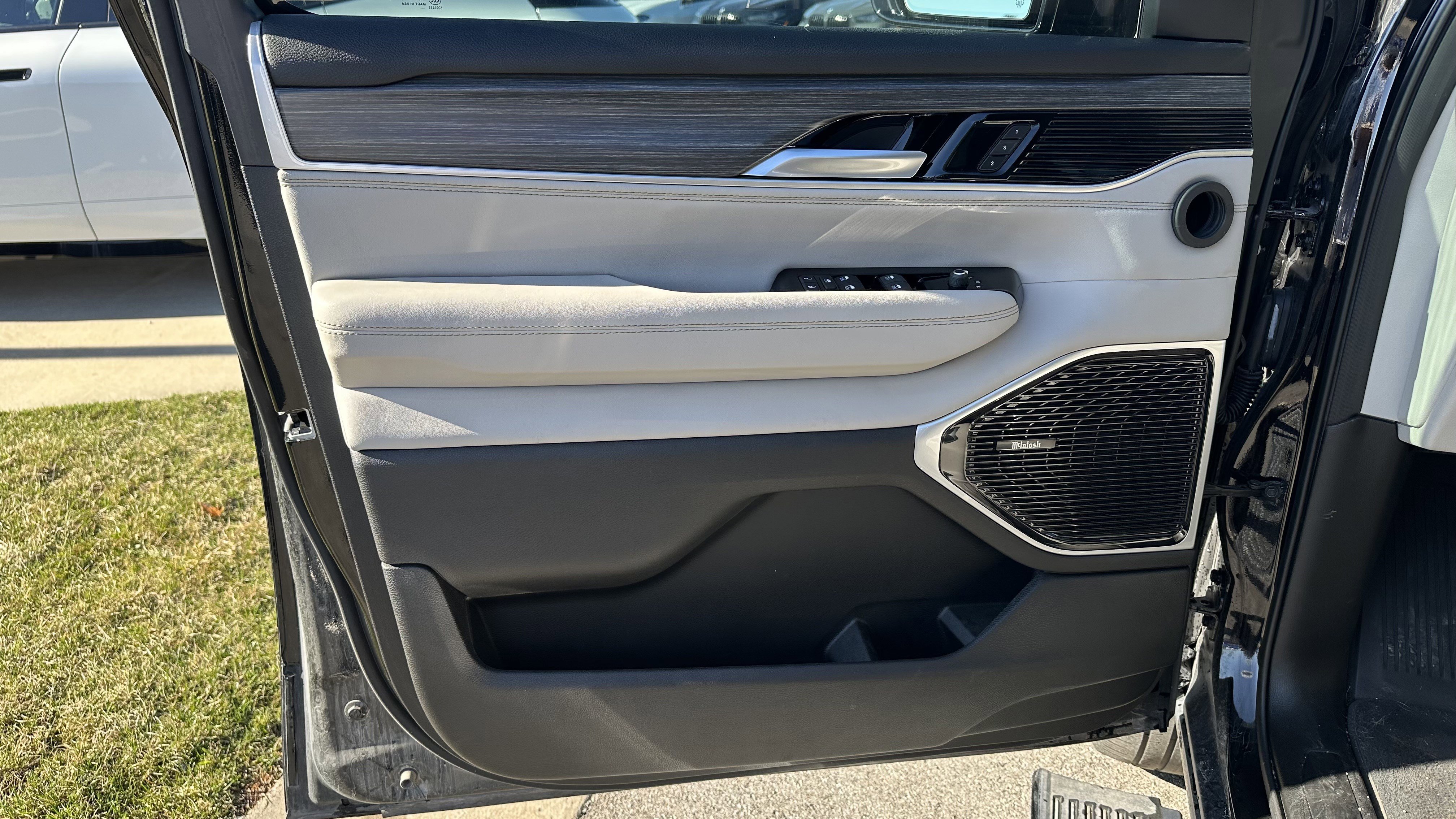 Used 2024 Jeep Wagoneer L Series III w/ Premium Group I image 16