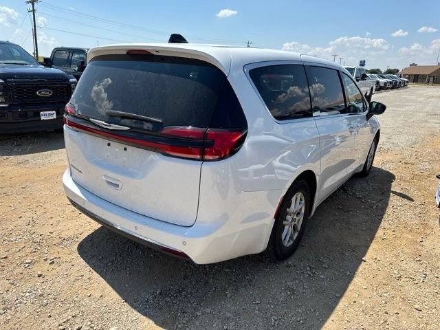 Used 2025 Chrysler Pacifica Select FWD image 4