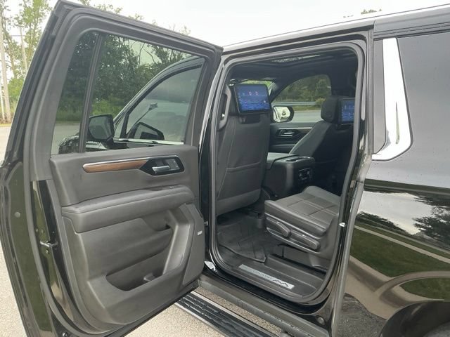Used 2025 Chevrolet Suburban High Country AWD/4WD image 17