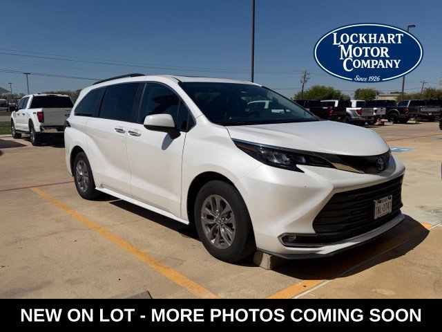 Used 2024 Toyota Sienna XLE FWD image 1