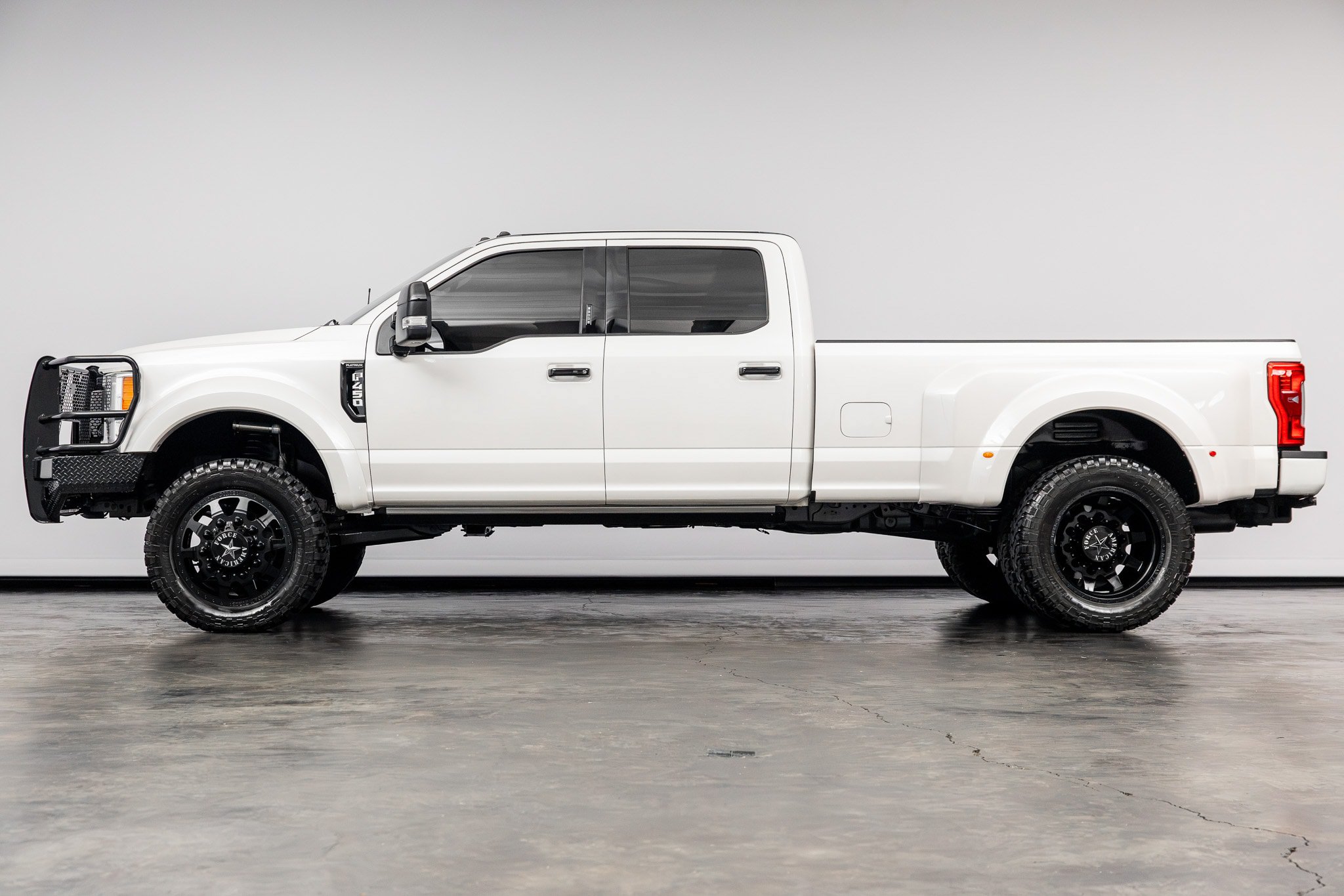 Used 2017 Ford F450 Platinum w/ Platinum Ultimate Package AWD/4WD image 9