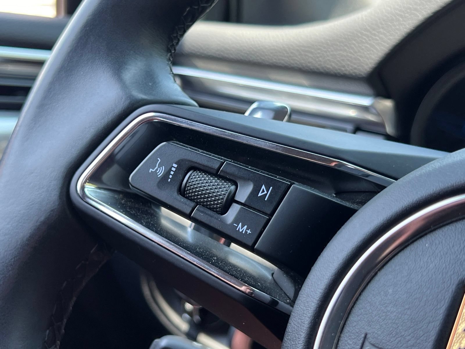 Certified 2024 Porsche Macan AWD/4WD image 25