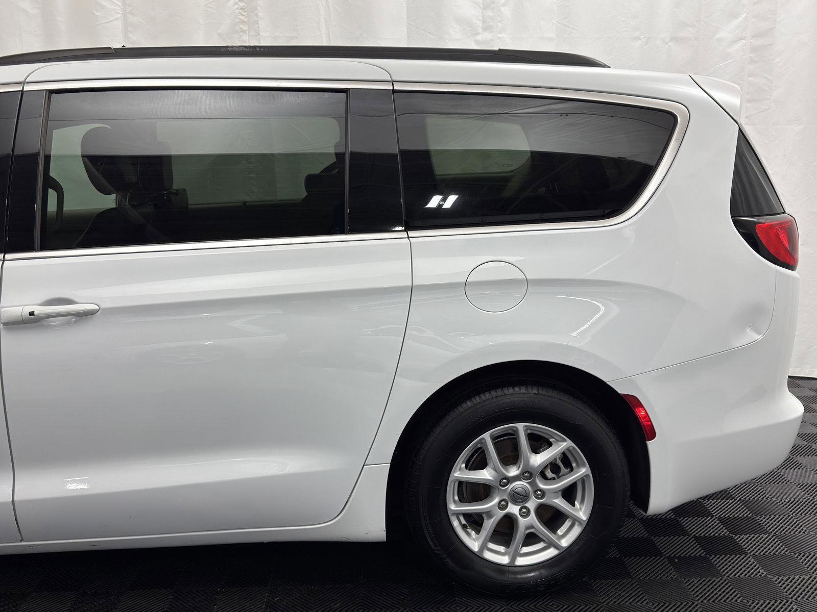 Used 2021 Chrysler Voyager Lxi image 3