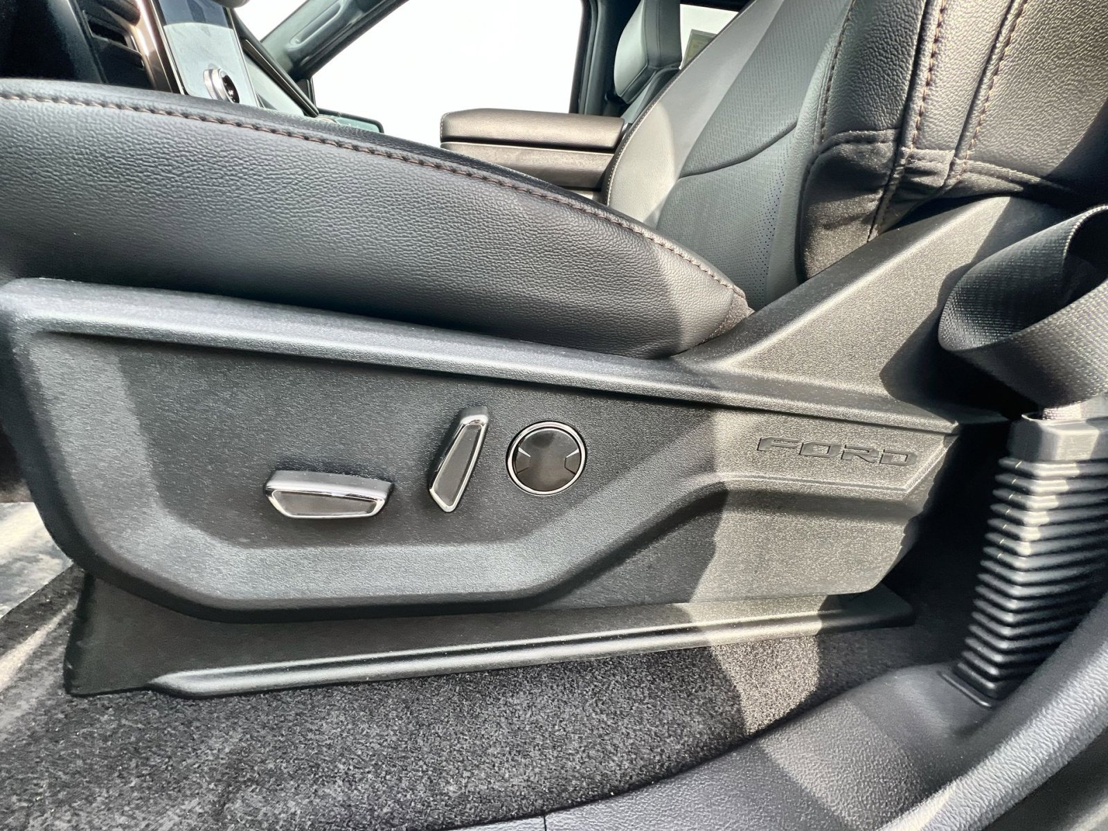 New 2025 Ford F150 Lightning Lariat image 14