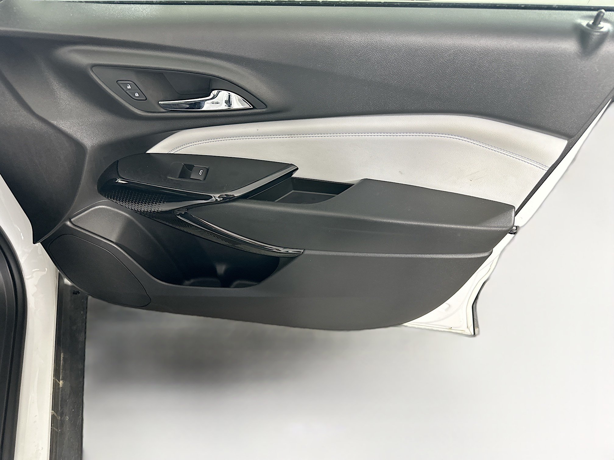Used 2025 Chevrolet Trax LT FWD image 30