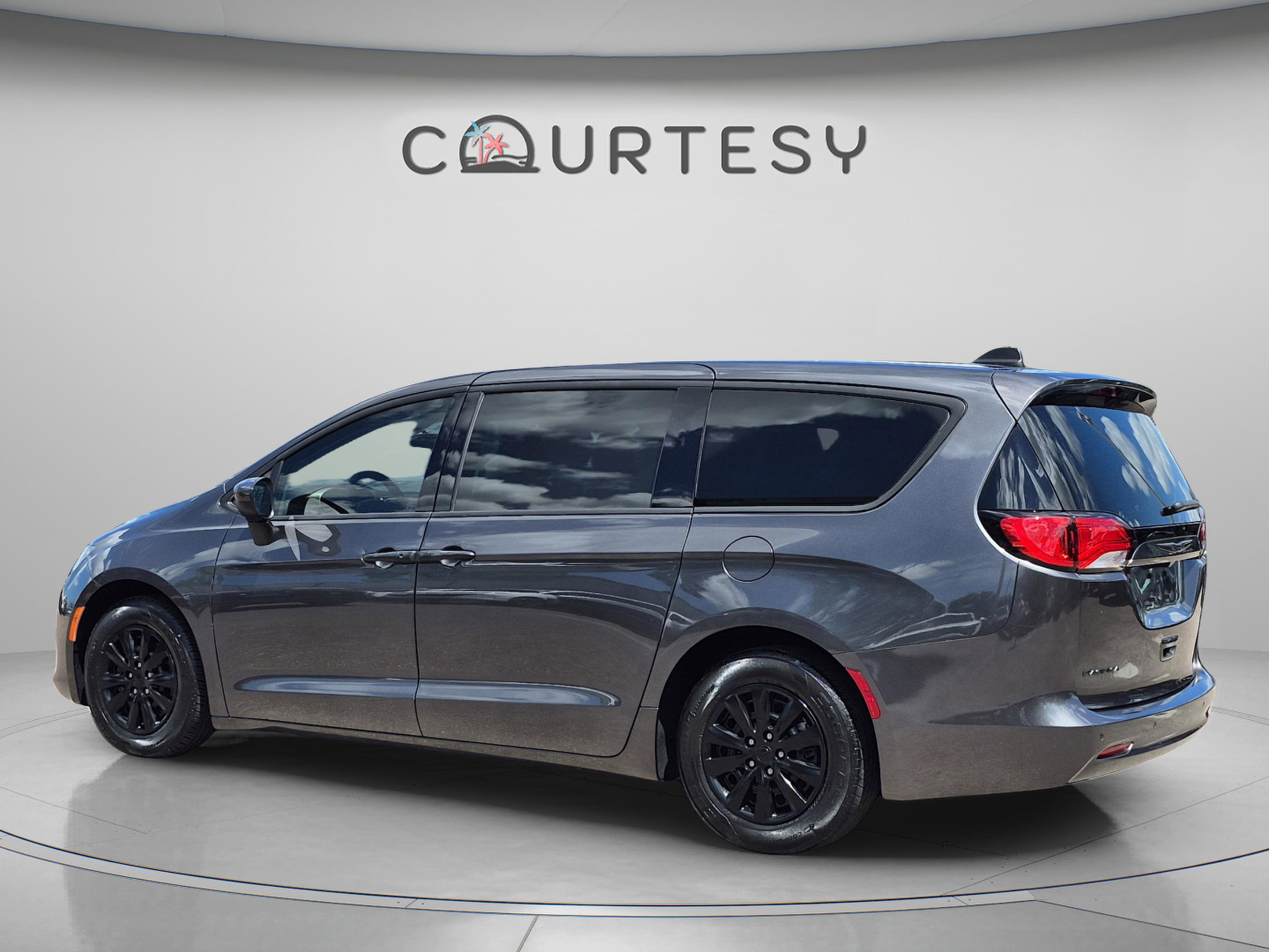 Used 2018 Chrysler Pacifica L image 3