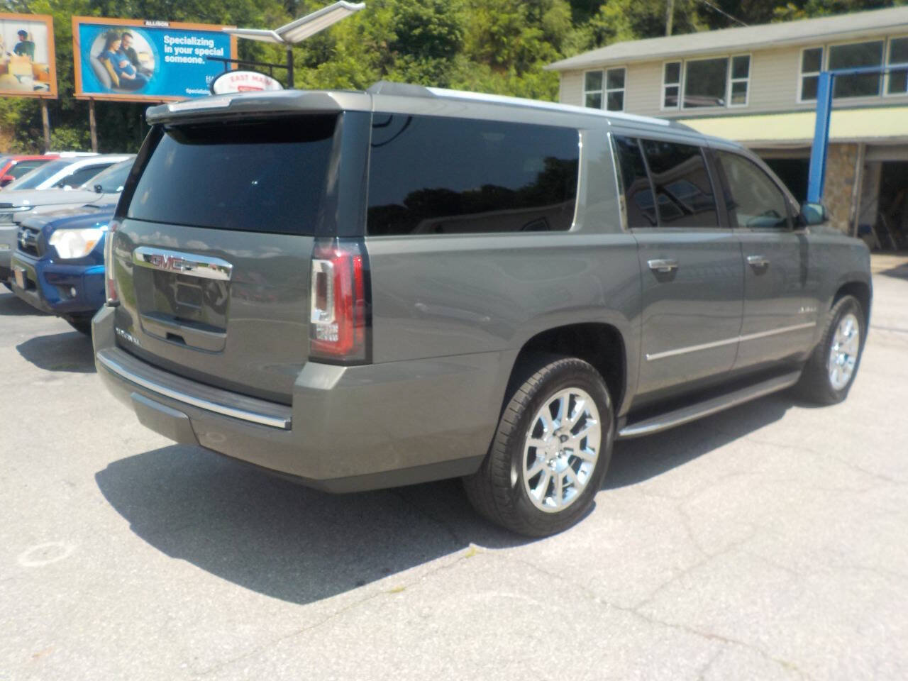 Used 2018 GMC Yukon XL Denali w/ Open Road Package AWD/4WD image 3