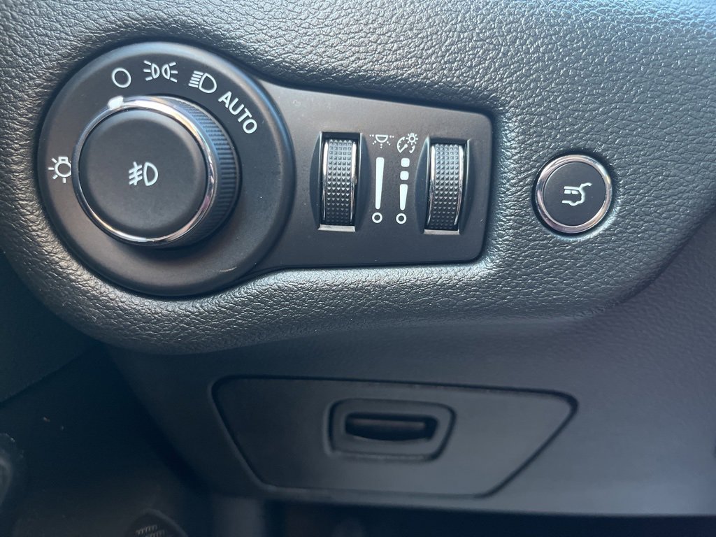 Used 2023 Jeep Cherokee Altitude Lux image 9