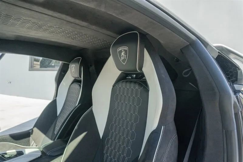Used 2024 Lamborghini Revuelto image 14