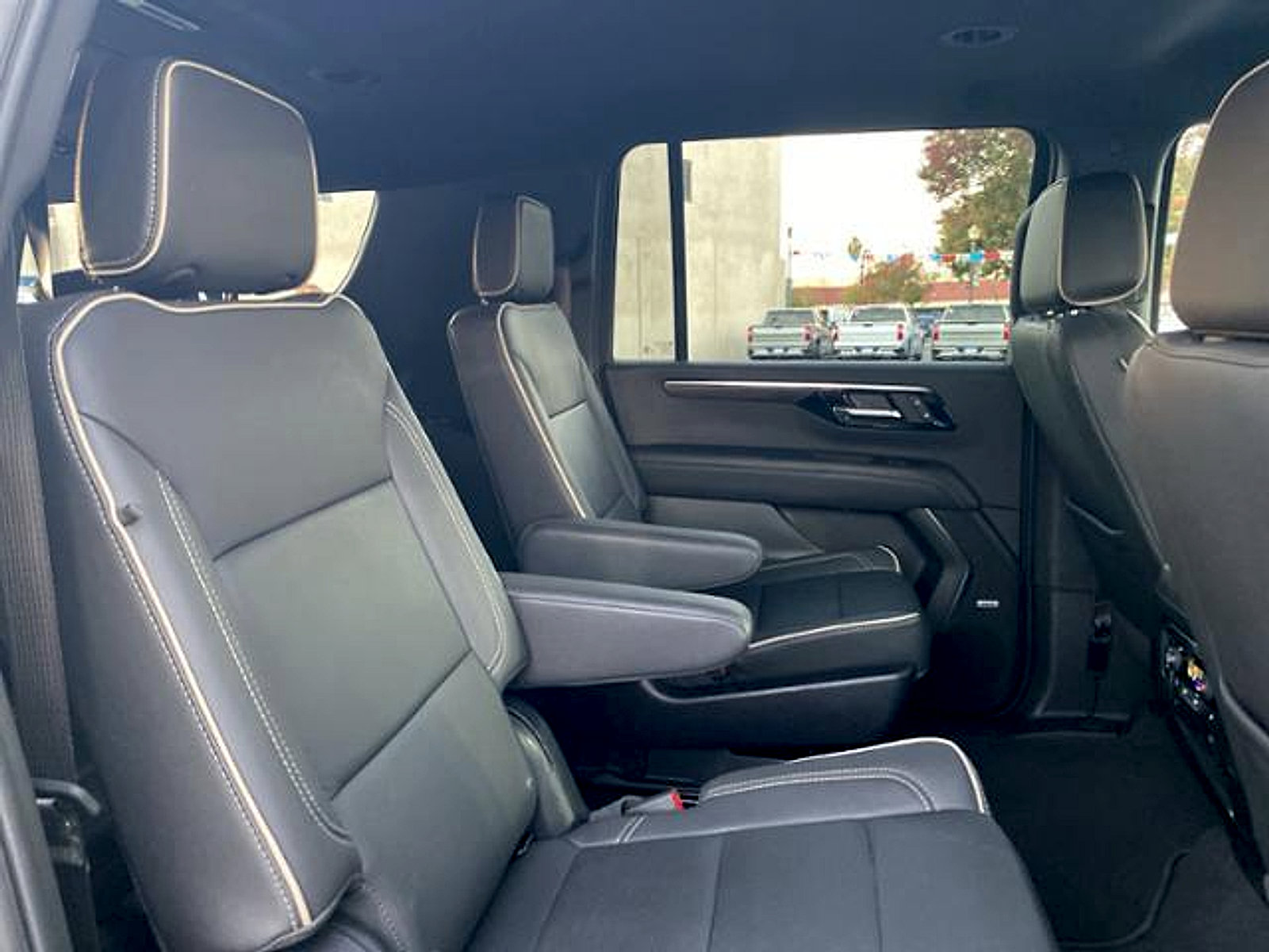 Used 2025 Chevrolet Suburban Premier image 19