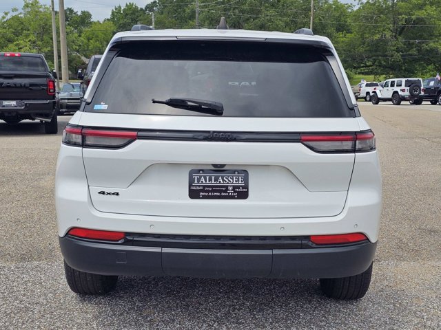 Used 2024 Jeep Grand Cherokee Altitude AWD/4WD image 10