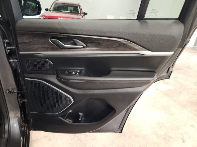 Used 2026 Jeep Grand Cherokee Limited AWD/4WD image 32