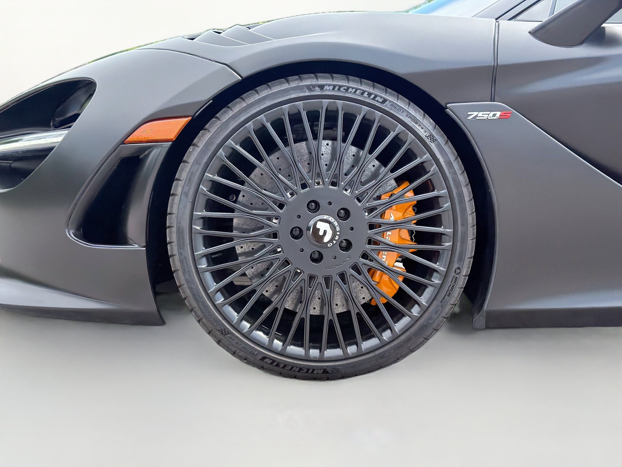 Used 2024 McLaren 750S Spider RWD image 32