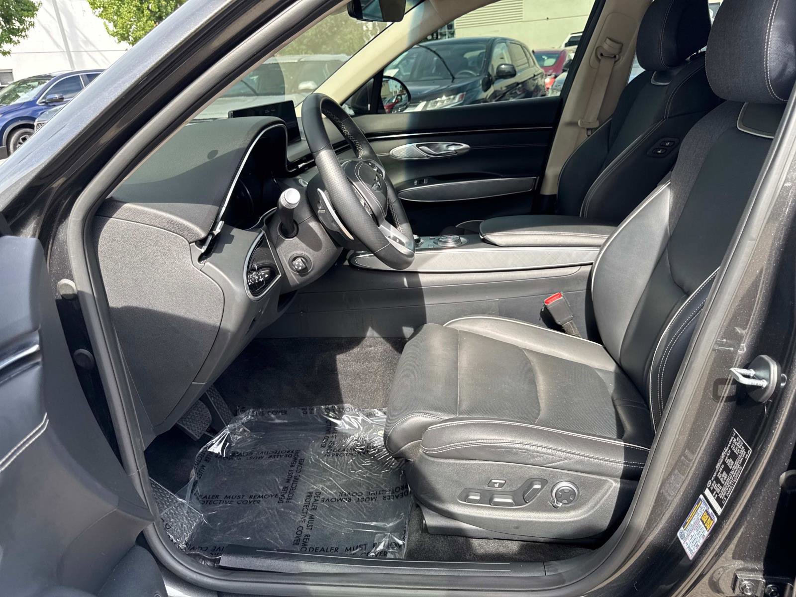 Used 2025 Genesis Electrified GV70 image 24