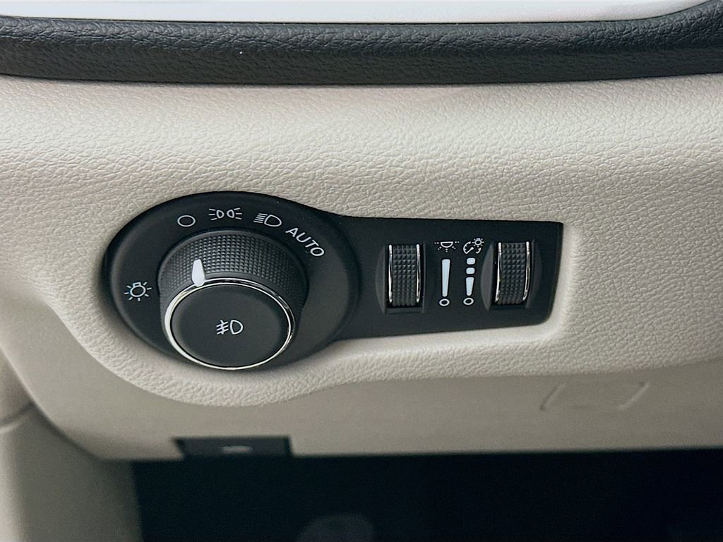 Used 2023 Chrysler Pacifica Touring-L image 17