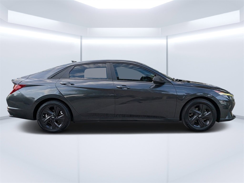 Used 2022 Hyundai Elantra SEL image 2