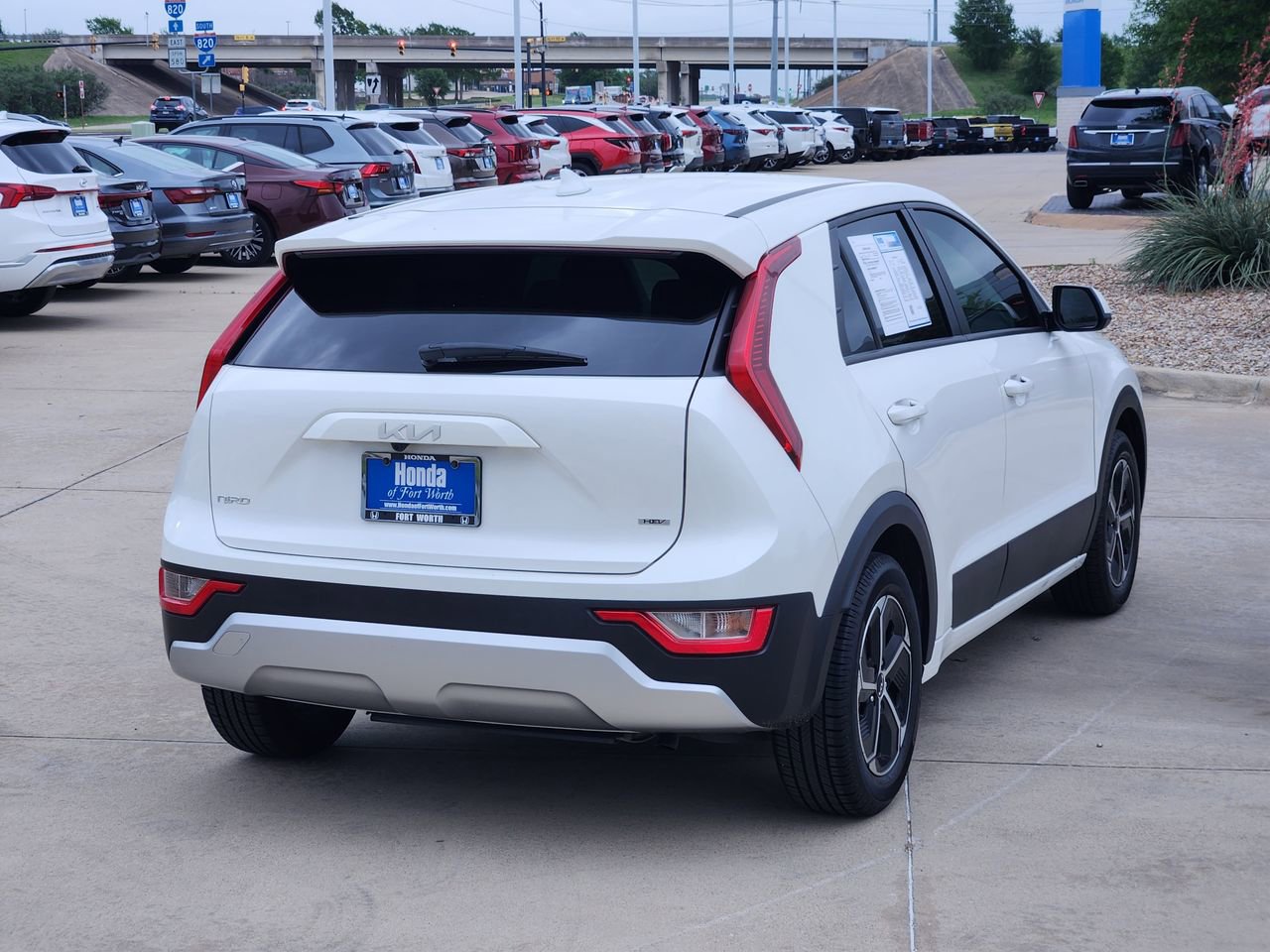 Used 2023 Kia Niro LX image 4