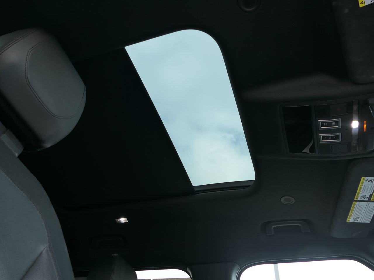 Used 2024 Land Rover Defender 130 X-Dynamic SE image 31