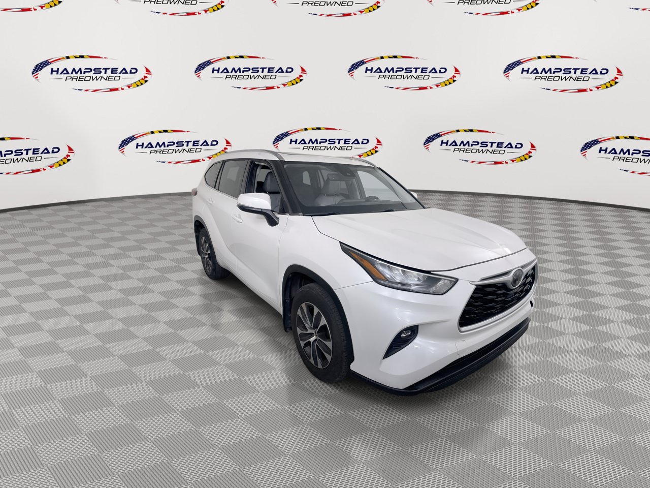 Used 2020 Toyota Highlander XLE AWD/4WD image 3