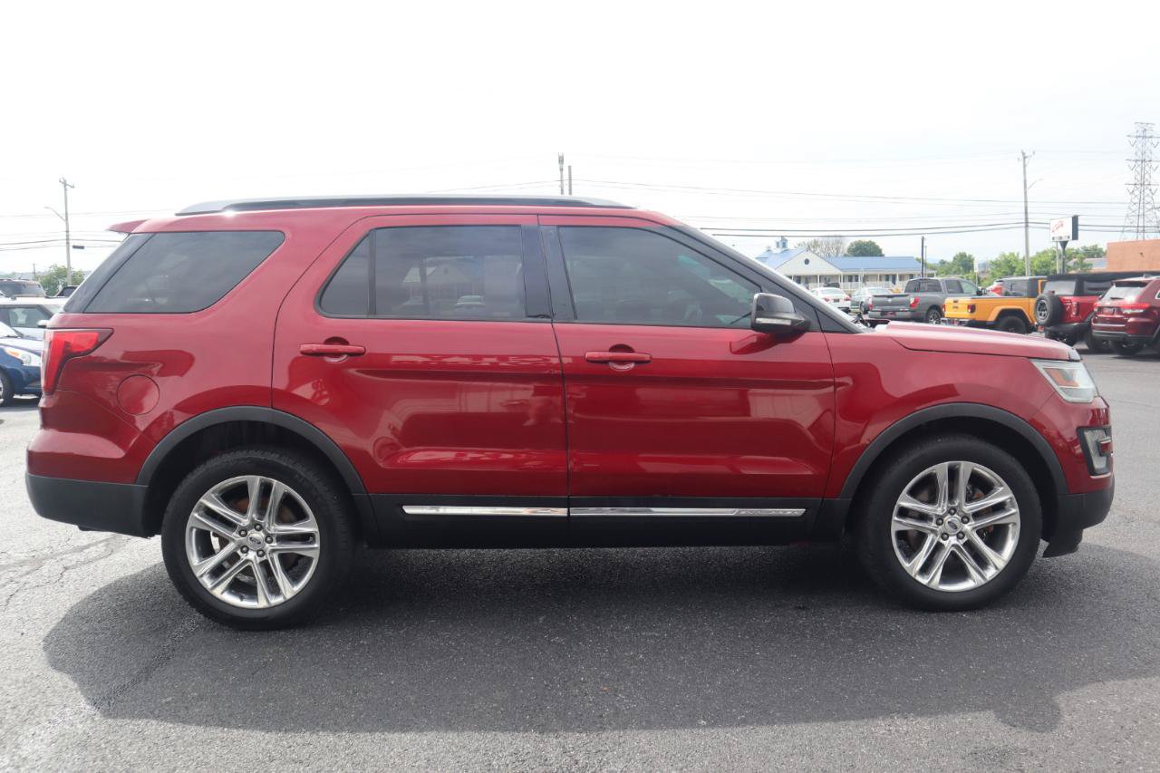 Used 2017 Ford Explorer XLT w/ Equipment Group 201A AWD/4WD image 6