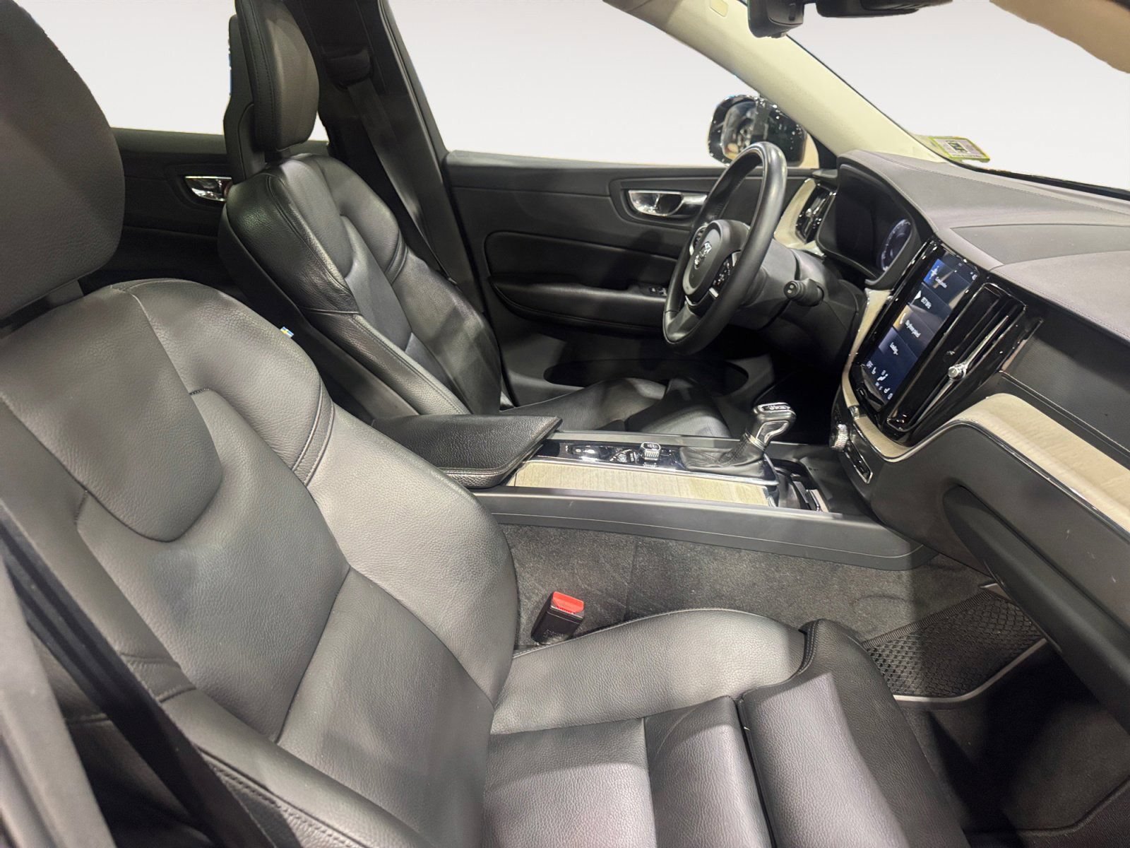 Used 2018 Volvo XC60 T6 Inscription w/ Convenience Package AWD/4WD image 16