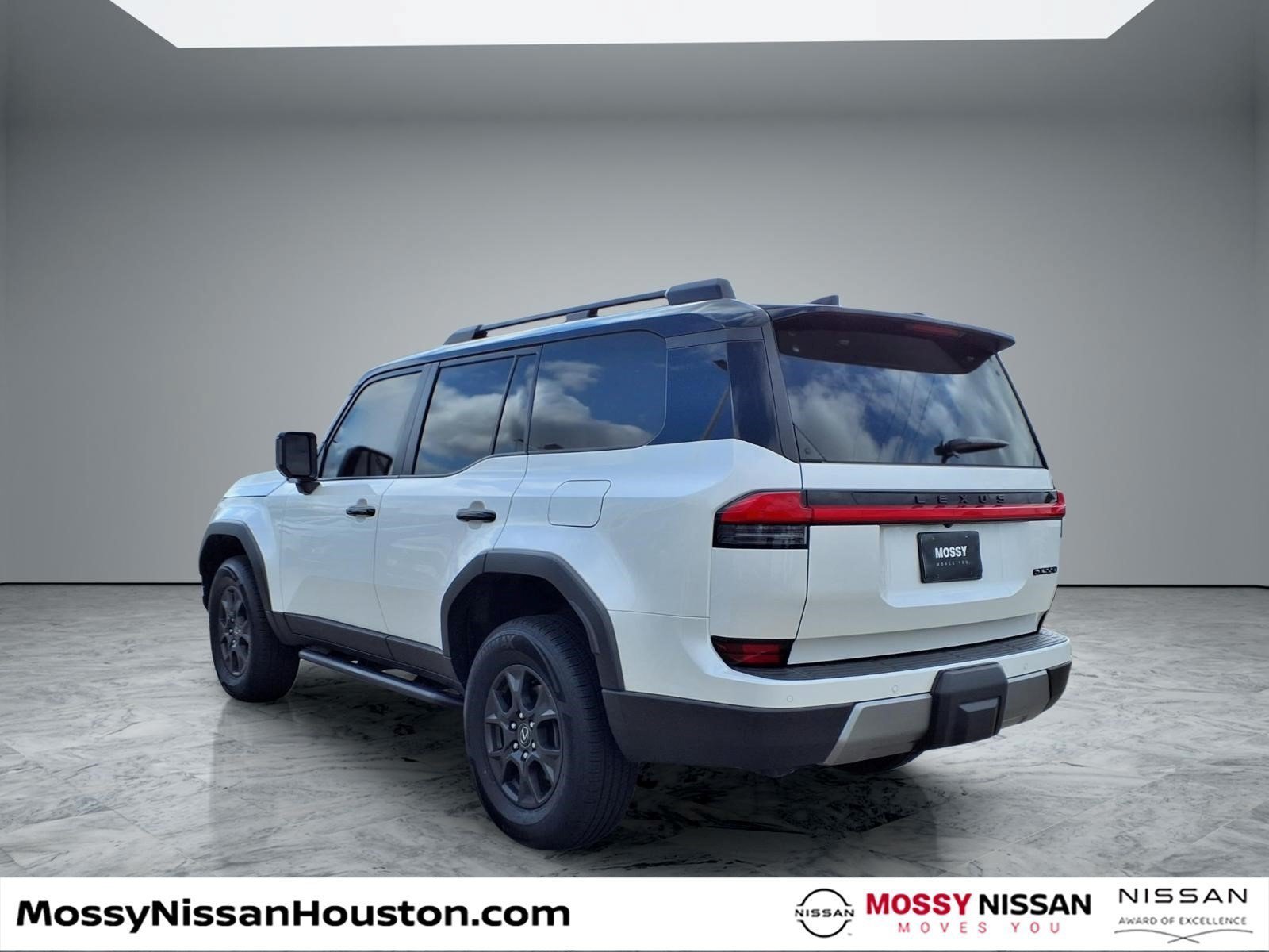 Used 2024 Lexus GX 550 AWD/4WD image 2