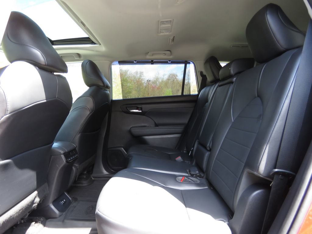Used 2020 Toyota Highlander XLE AWD/4WD image 21